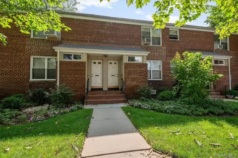 74 Edwards St #2B, North Hempstead, NY 11577