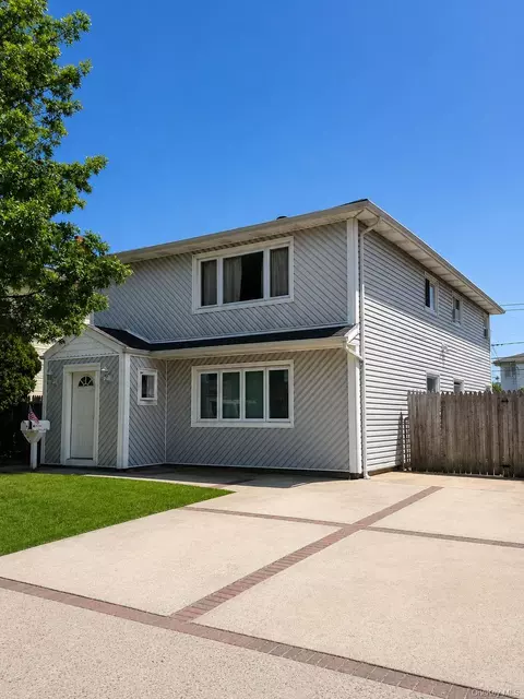 29 Julian Pl, Island Park, NY 11558