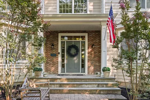 11 Grace Ln, Huntington, NY 11743