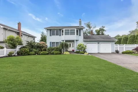 100 Middlesex Ave, Oakdale, NY 11769