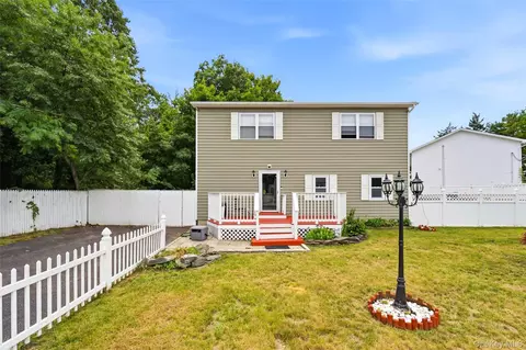 14 Nevada Rd, West Babylon, NY 11704