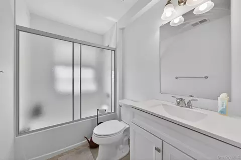 Bath - 35 Pinto Rd E, Middletown, NY 10941 photo 1 of 5