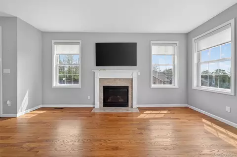 Living - 35 Pinto Rd E, Middletown, NY 10941 photo 2 of 5