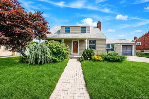 12 Nelson St, Meacham, NY 11003