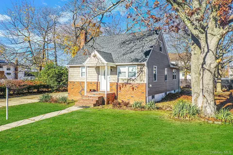 1316 6th St, West Babylon, NY 11704