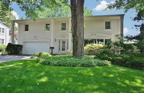 34 Old Pine Dr, North Hempstead, NY 11030