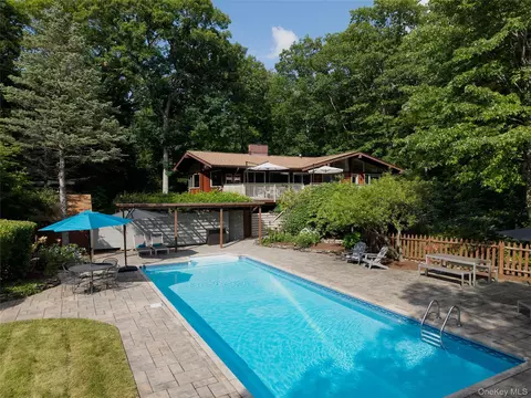 68 Spice Bush Ln, Tuxedo, NY 10987