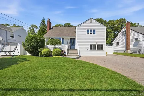 422 Park Ln, Massapequa Park, NY 11762