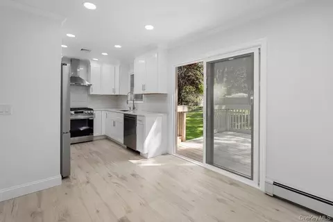 Entry Way - 18 Easterly Rd, Hampton Bays, NY 11946 photo 2 of 3