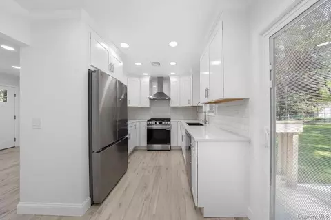 Entry Way - 18 Easterly Rd, Hampton Bays, NY 11946 photo 3 of 3