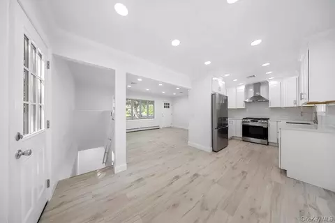 Entry Way - 18 Easterly Rd, Hampton Bays, NY 11946 photo 1 of 3