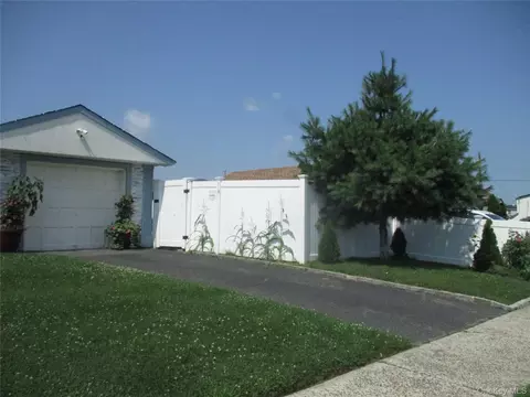 835 Washington Ave, Westbury, NY 11590