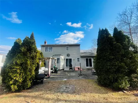 565 Starlight Dr, Shirley, NY 11967