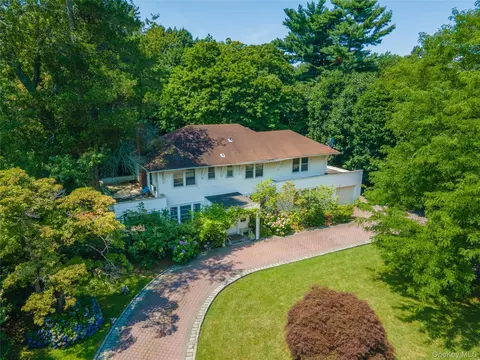 14 Clover Dr, North Hempstead, NY 11021