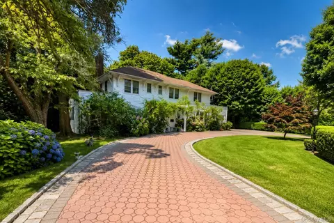 14 Clover Dr, North Hempstead, NY 11021