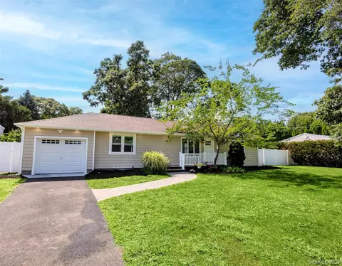 126 Holiday Blvd, Center Moriches, NY 11934