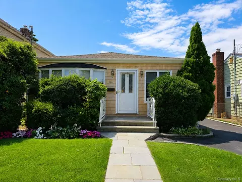 522 Willow St, Hempstead, NY 11550
