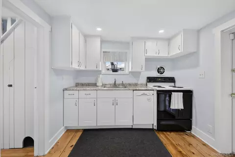 Kitchen - 2 Kemble Ave, Philipstown, NY 10516 photo 1 of 1