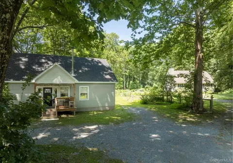 13-14 Creekside Pl, Pleasant Valley, NY 12569
