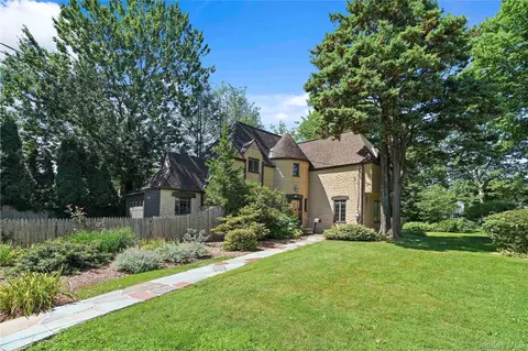 13 Craven Ln, White Plains, NY 10605