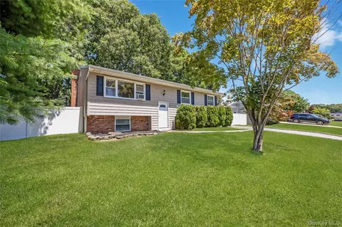 27 Morton St, Port Jefferson Station, NY 11776