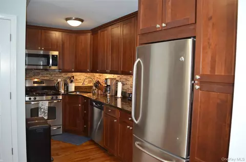 Kitchen - 17 Broadway #2F, Harrison, NY 10528 photo 2 of 4
