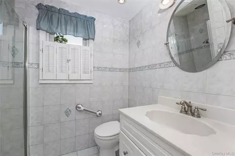 Bath - 525 Beech St, Babylon, NY 11703 photo 1 of 2