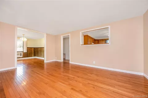 Living - 525 Beech St, Babylon, NY 11703 photo 3 of 5
