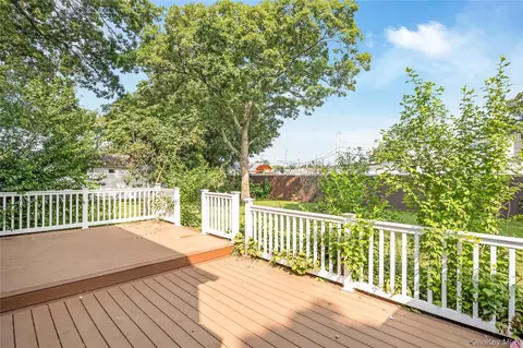 Exterior - 525 Beech St, Babylon, NY 11703 photo 5 of 8