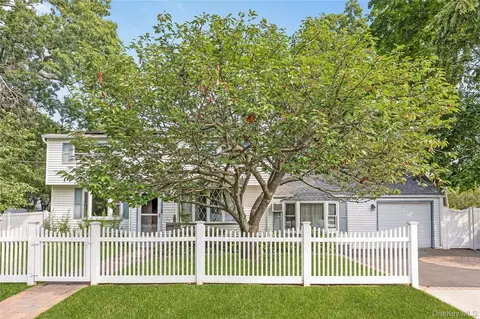 Exterior - 525 Beech St, Babylon, NY 11703 photo 2 of 8