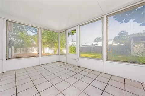 Exterior - 525 Beech St, Babylon, NY 11703 photo 4 of 8