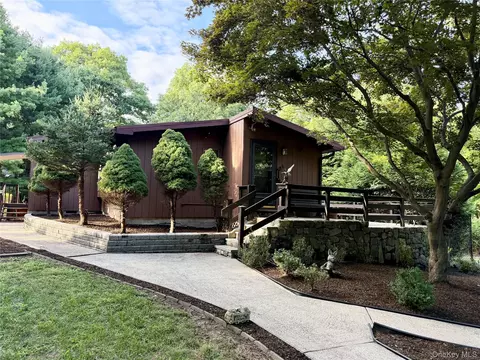 61 Lakeview Dr, Tomkins Cove, NY 10986
