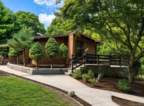 61 Lakeview Dr, Tomkins Cove, NY 10986