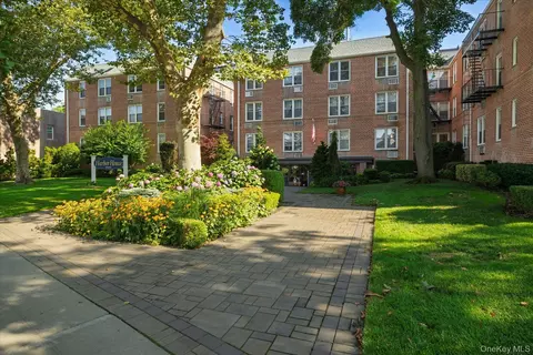 16 Main St #2G, East Rockaway, NY 11518