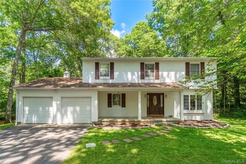 1540 Laurelwood Dr, Laurel, NY 11948