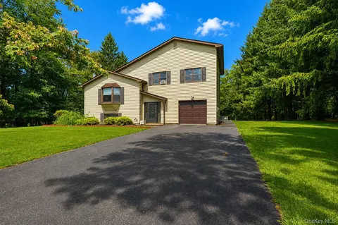 18 Hillside Rd, Wawayanda, NY 10973