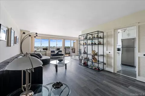 18-15 215th St #10D, New York, NY 11360
