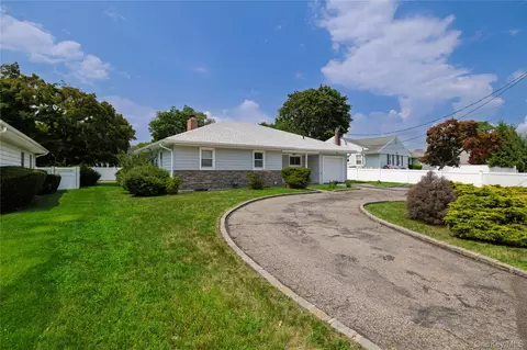 296 N Long Beach Rd, Rockville Centre, NY 11570