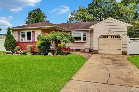 127 Queens Ave, West Babylon, NY 11704