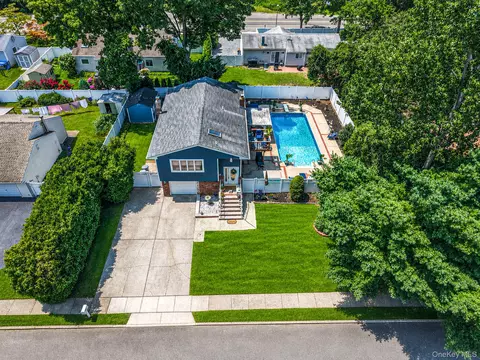 12 Fannie Dr, Farmingville, NY 11738