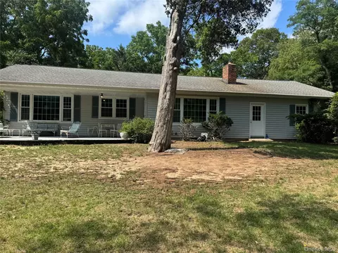 42 E Bartlett Rd, Middle Island, NY 11953