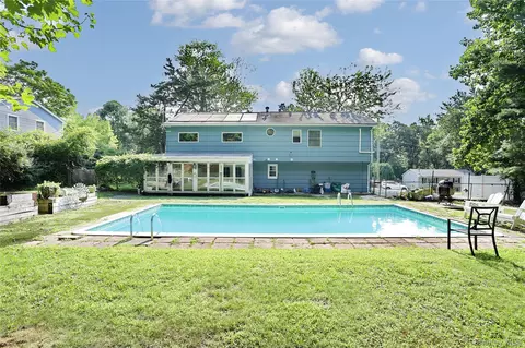 561 Babbling Brook Ln, Clarkstown, NY 10989