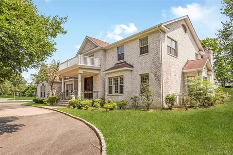 52 Snapdragon Ln, North Hempstead, NY 11577