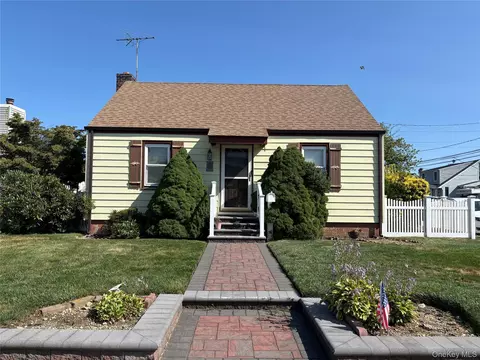 39 Emma St, Bethpage, NY 11714