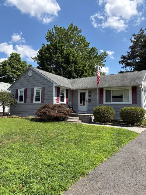 43 Tappan Ave, Babylon, NY 11702