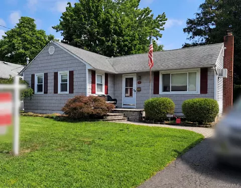 43 Tappan Ave, Babylon, NY 11702