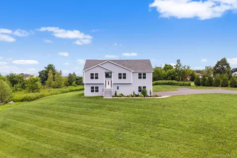 21 Meadow View Dr, Marlboro, NY 12542