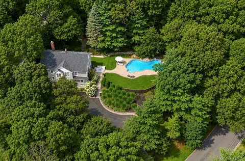 79 Oakside Rd, Smithtown, NY 11787