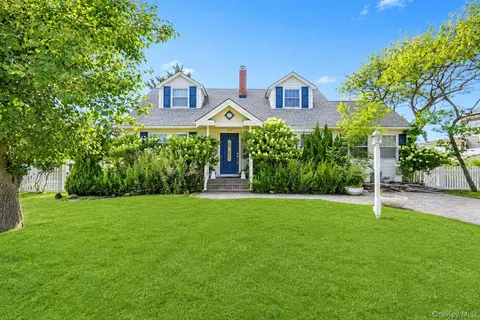 62 Grandview Dr, Shirley, NY 11967