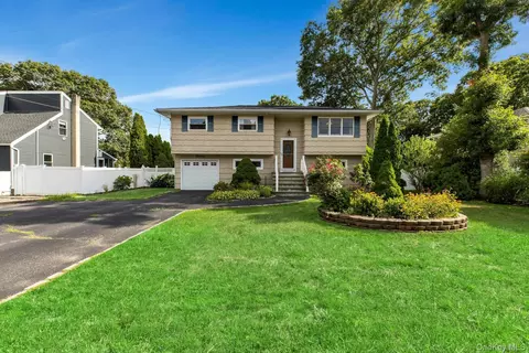 14 Floradora Dr, Mastic, NY 11950